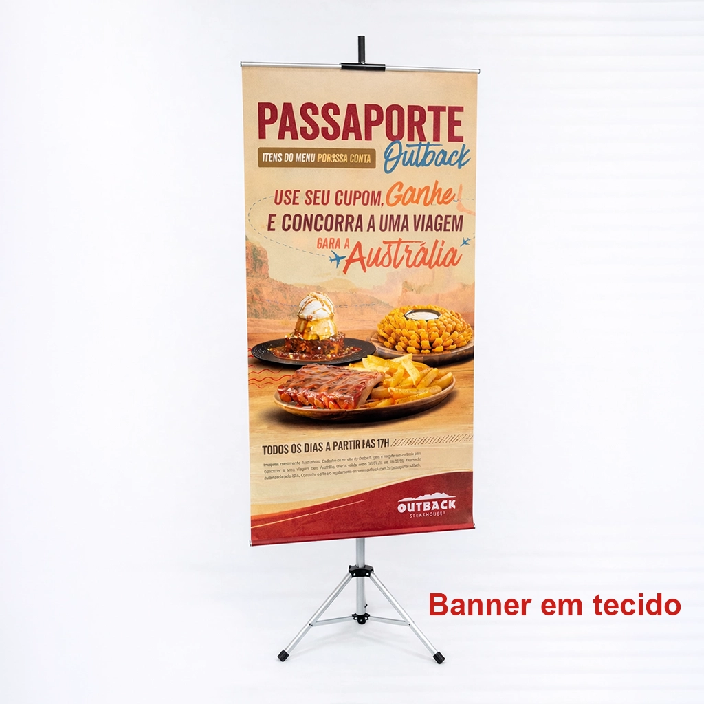 Banner roll-up do Outback Steakhouse com campanha “Passaporte Outback”, incentivando uso de cupom para concorrer a viagem para a Austrália, com imagens de costela, batata frita, sobremesa e cebola Bloomin’ Onion.