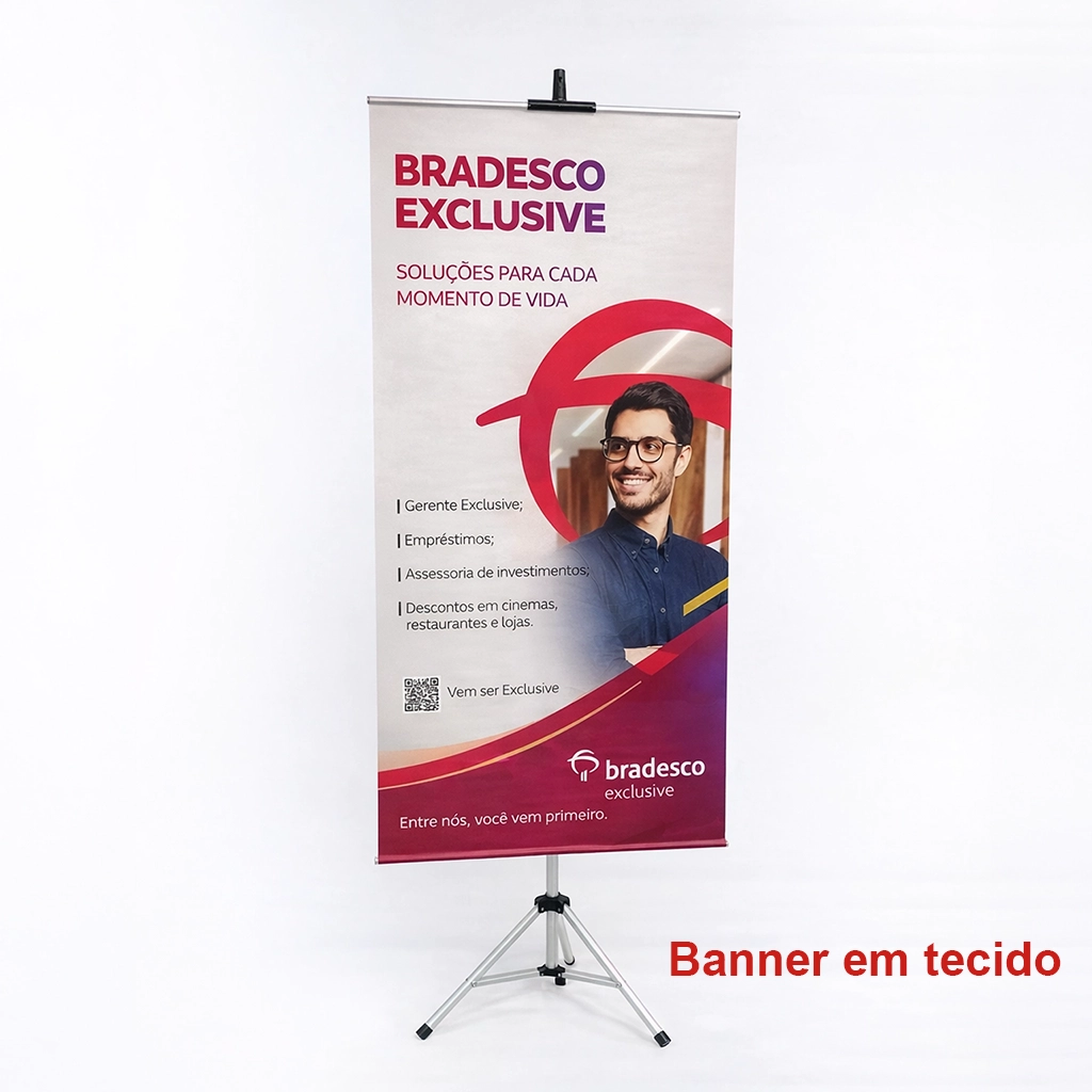 Banner roll-up do Bradesco Exclusive com slogan “Soluções para cada momento de vida”, lista de benefícios como gerente exclusivo, empréstimos e assessoria de investimentos, com imagem de cliente e logomarca do banco.